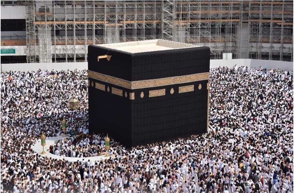 Foto ilustrasi jemaah haji/umrah sedang berada di depan Ka’bah.