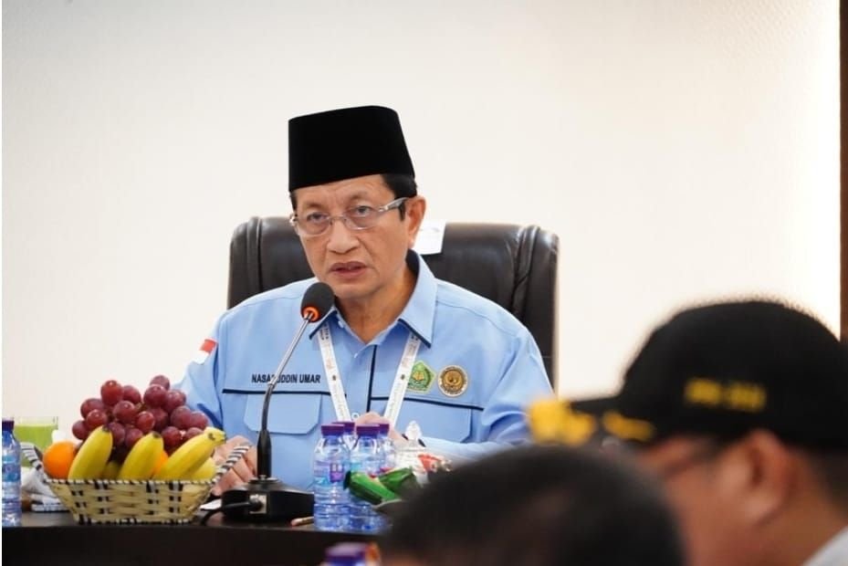 Menteri Agama Nasaruddin Umar saat melakukan rapat evaluasi penyelenggaraan ibadah haji 1446 H di kantor Urusan Haji Indonesia di Makkah pada 9 Juni 2025.