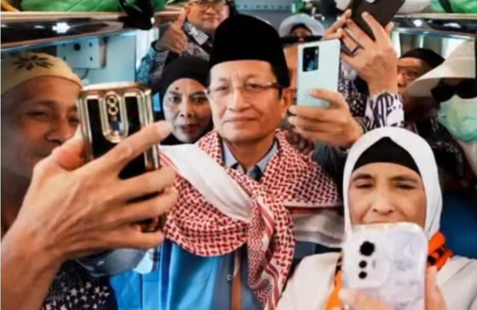 Momen Menteri Agama Nasaruddin Umar yang menyapa jemaah haji Indonesia menjelang kepulangan ke Tanah Air.
