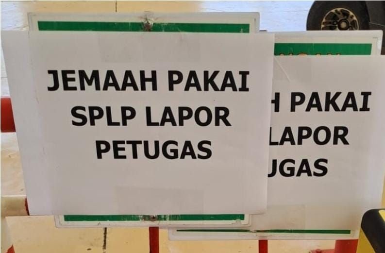 Foto imbauan laporan jemaah haji Indonesia yang menggunakan SPLP kepada petugas.