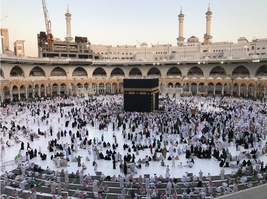 Foto ilustrasi jemaah yang beribadah di Masjidil Haram - air zamzam dilarang dibawa ke Indonesia oleh jemaah sendiri.