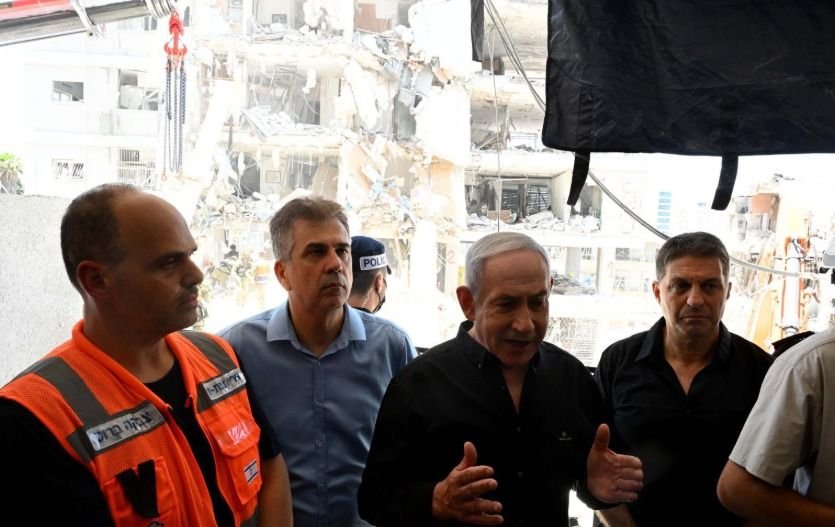 Momen Benjamin Netanyahu keluar dari tempat persembunyian untuk melihat kondisi kota Bat Yam