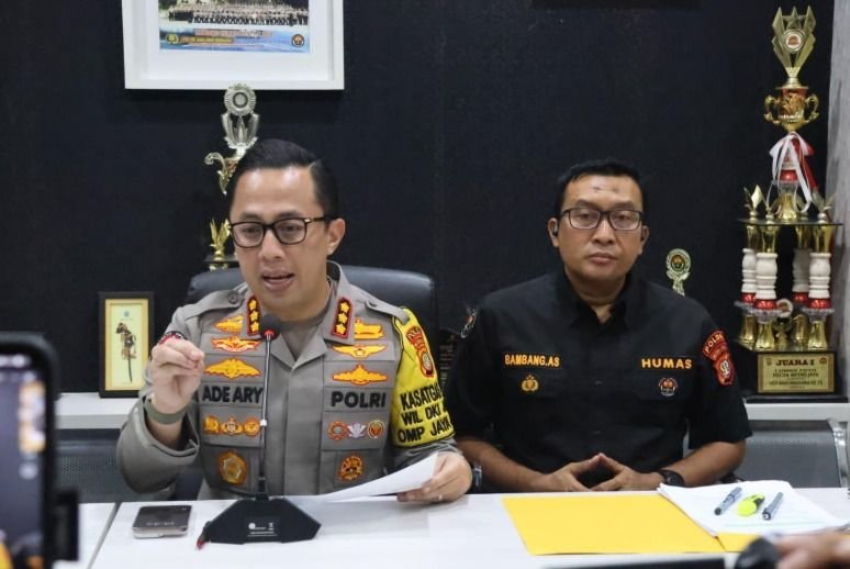 Kabid Humas Polda Metro Jaya, Kombes Ade Ary Syam Indradi (kiri).