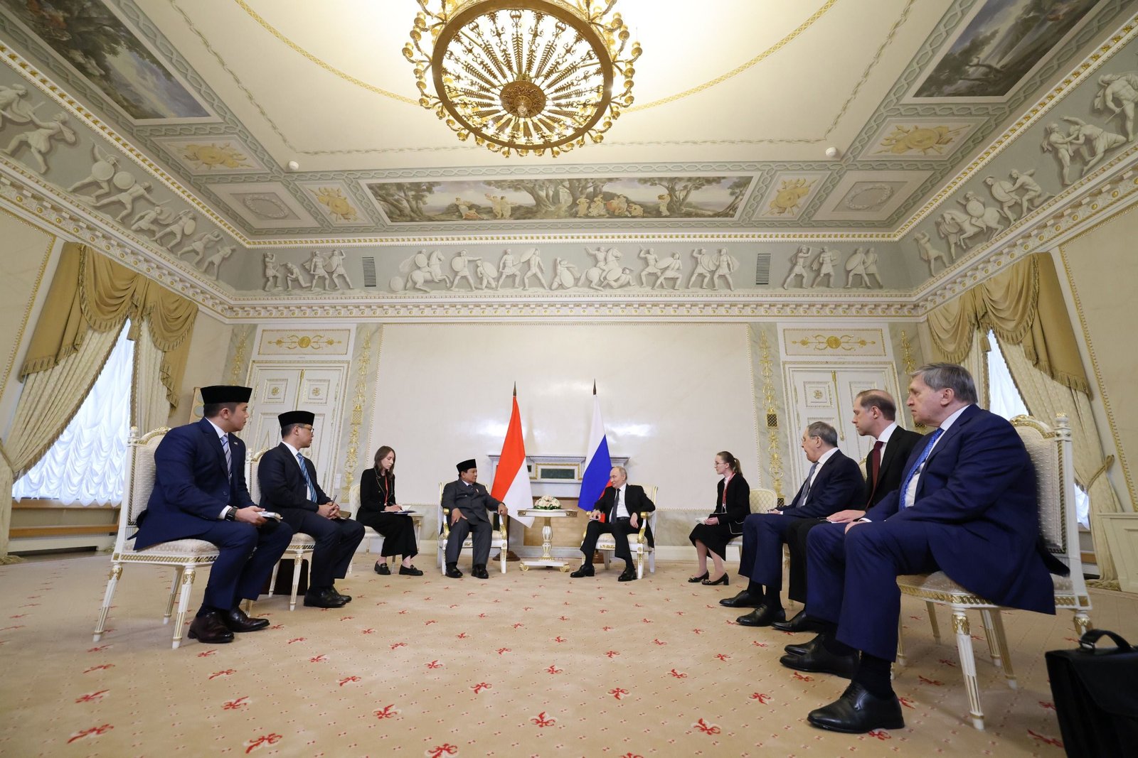 Presiden Rusia Vladimir Putin bersama Presiden RI Prabowo Subianto dan jajaran Kabinetnya.