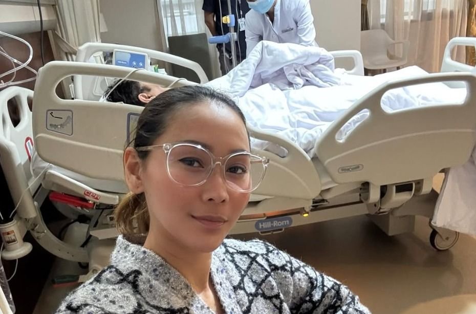 Inul Daratista saat menjaga suaminya usai menjalani operasi karena luka di kakinya.