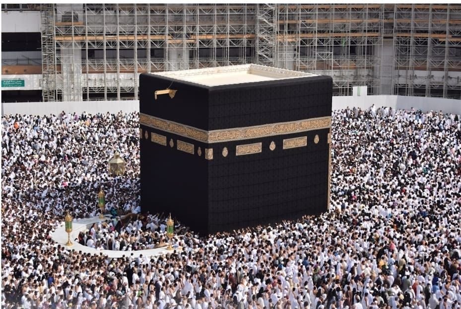 Foto ilustrasi jemaah haji/umrah sedang berada di depan Ka&rsquo;bah.