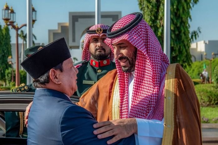 Presiden RI, Prabowo Subianto (kiri) dan Pangeran Arab Saudi, Mohammad bin Salman (MBS) (kanan).