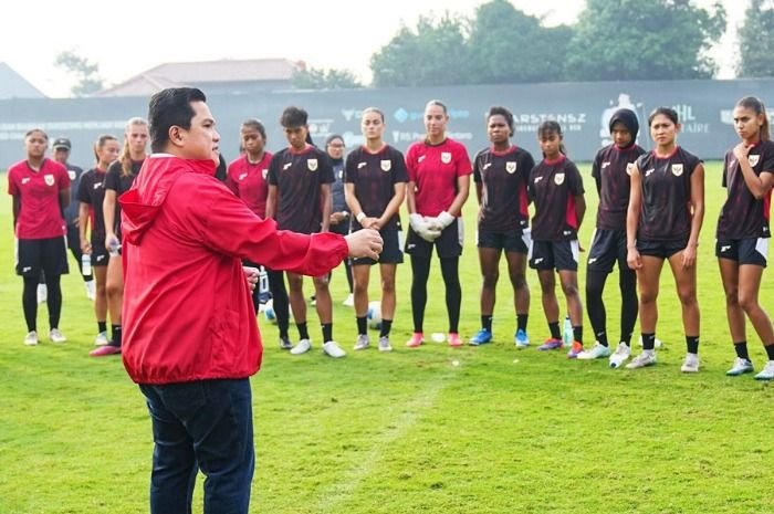 Ketum PSSI, Erick Thohir bersama skuad Timnas Putri Indonesia.