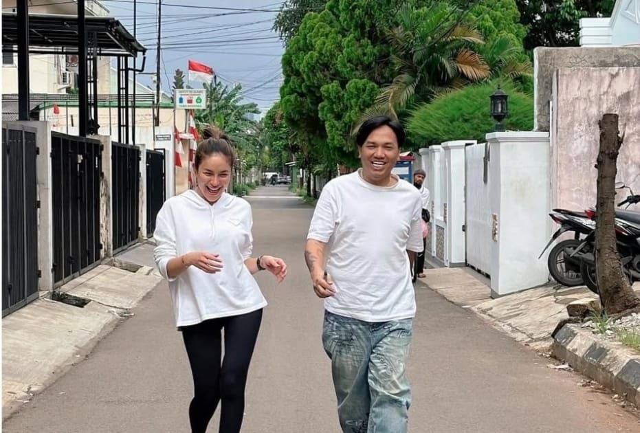 Potret artis Nikita Mirzani bersama dengan asistennya, Mail Syahputra.