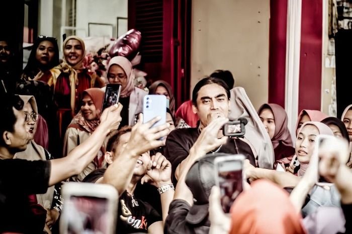 Musisi sekaligus vokalis Setia Band, Charly van Houten.