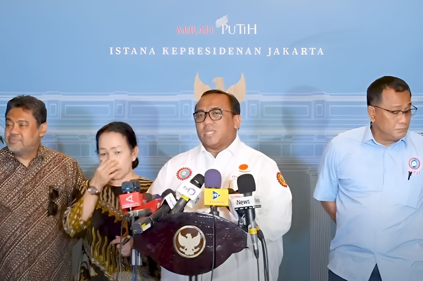 Presiden Konfederasi Serikat Pekerja Seluruh Indonesia (KSPSI), Andi Gani (tengah) bicara terkait dinamika aksi demonstrasi buruh terhadap DPR RI.