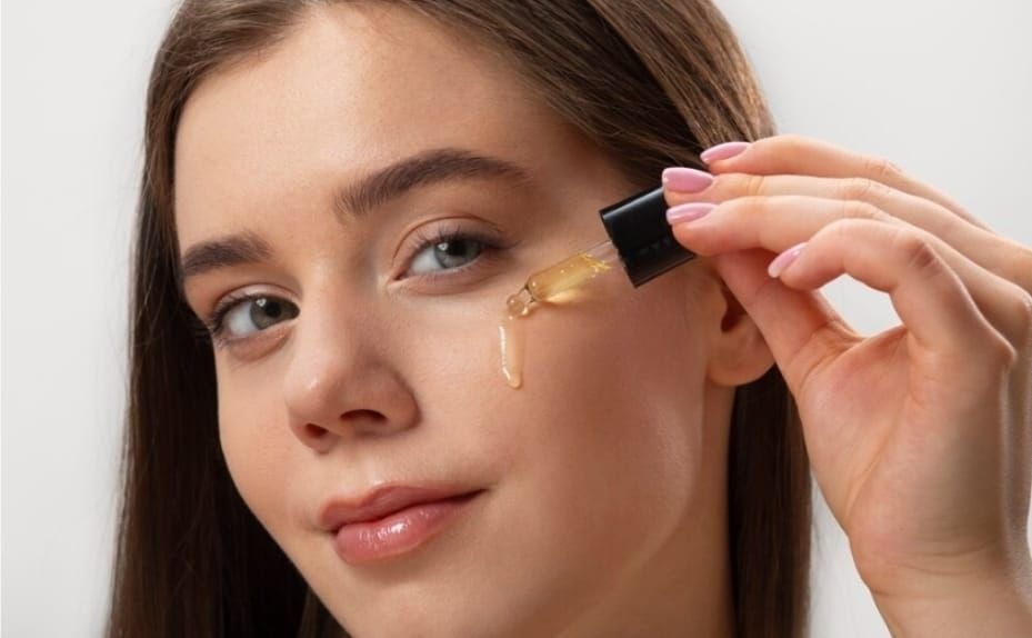 Foto ilustrasi penggunaan serum eksfoliasi untuk merawat kulit wajah.