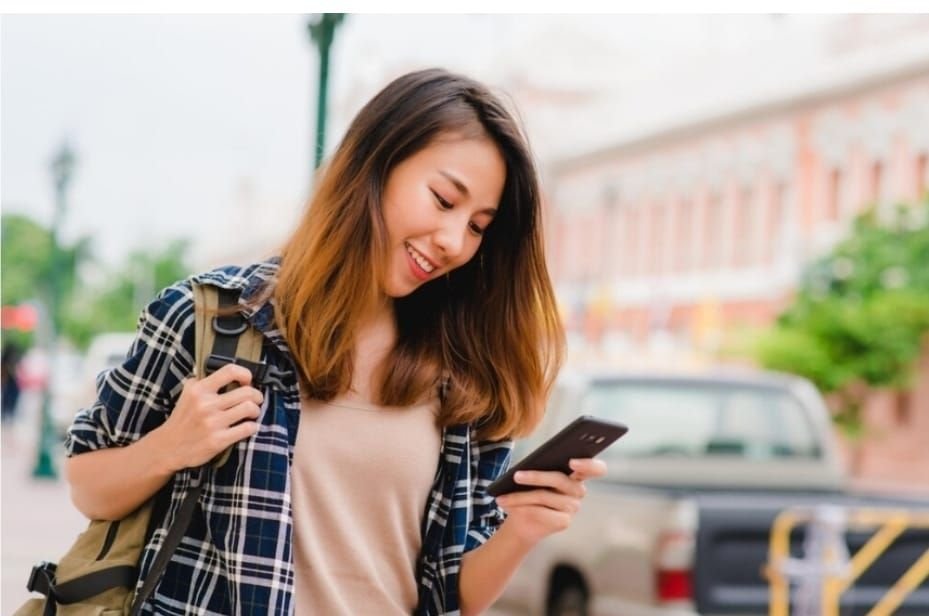Foto ilustrasi traveling dengan perencanaan menggunakan AI.