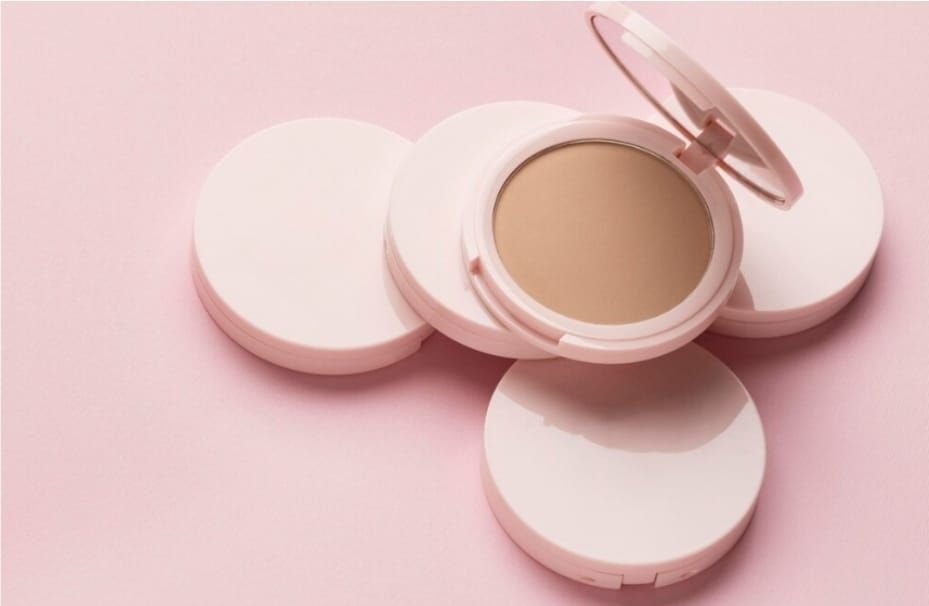Foto ilustrasi bedak padat atau compact powder untuk kulit berminyak.