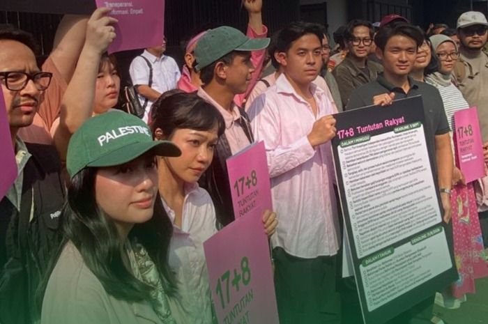 Influencer Fathia Izzati (kedua depan) hingga Jerome Polin saat menyuarakan tuntutan rakyat di Gedung DPR RI, Jakarta, pada Kamis, 4 September 2025.
