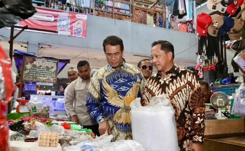 Mendagri Tito Karnavian (kanan) mengklaim inflasi pangan nasional mengalami tren penurunan.