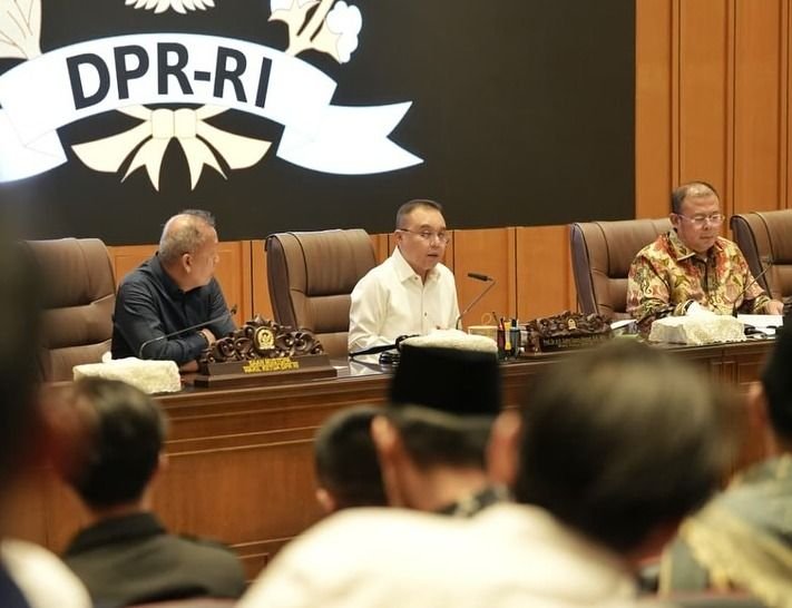 Wakil Ketua DPR RI Sufmi Dasco Ahmad (tengah) memastikan anggota DPR yang dinonaktifkan dipastikan tak lagi menerima gaji dan tunjangan.