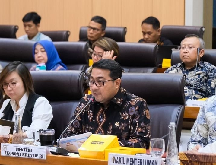 Menteri Ekonomi Kreatif Teuku Riefky Harsya (tengah) menyebut investasi sektor ekonomi kreatif tembus Rp90,1 triliun pada semester I 2025.