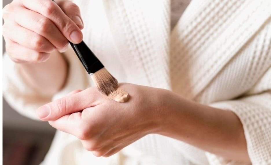 Foto ilustrasi saat akan menggunakan foundation untuk makeup.
