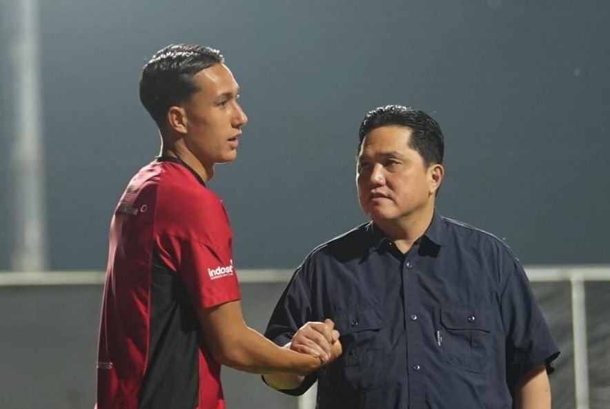 Ketum PSSI, Erick Thohir (kanan) tegaskan tak akan menambah pemain naturalisasi untuk timnas Indonesia.