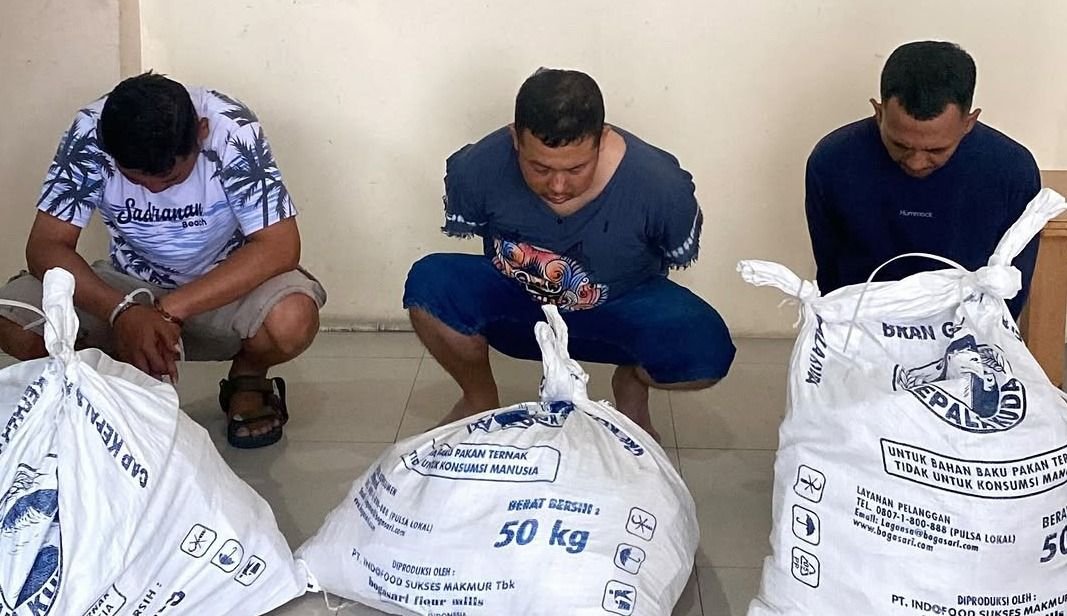 Polresta Solo dan Jatanras Polda Jateng mengamankan tiga terduga pelaku atas aksi sopir Bank Jateng yang membawa kabur uang Rp10 miliar.