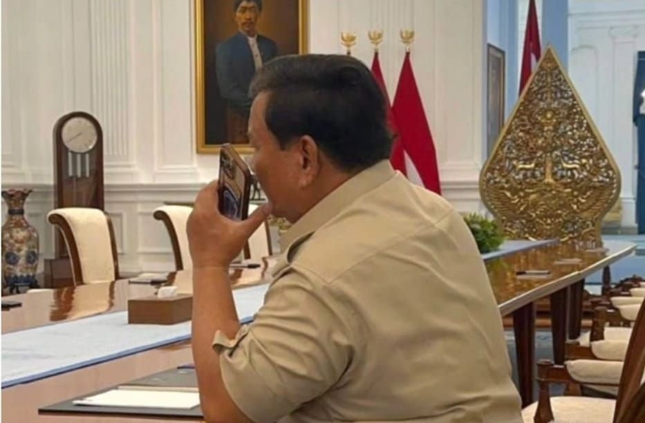 Presiden Prabowo saat menelepon Sheikh Tamim bin Hamad Al-Thani untuk mengetahui kondisi terkini Qatar.
