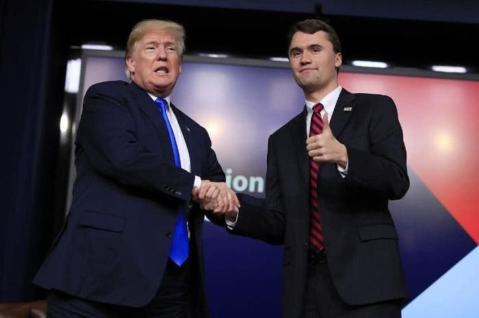 Presiden AS, Donald Trump (kiri) menyebut kasus kematian aktivis muda, Charlie Kirk (kanan) sebagai momen gelap bagi Amerika Serikat.