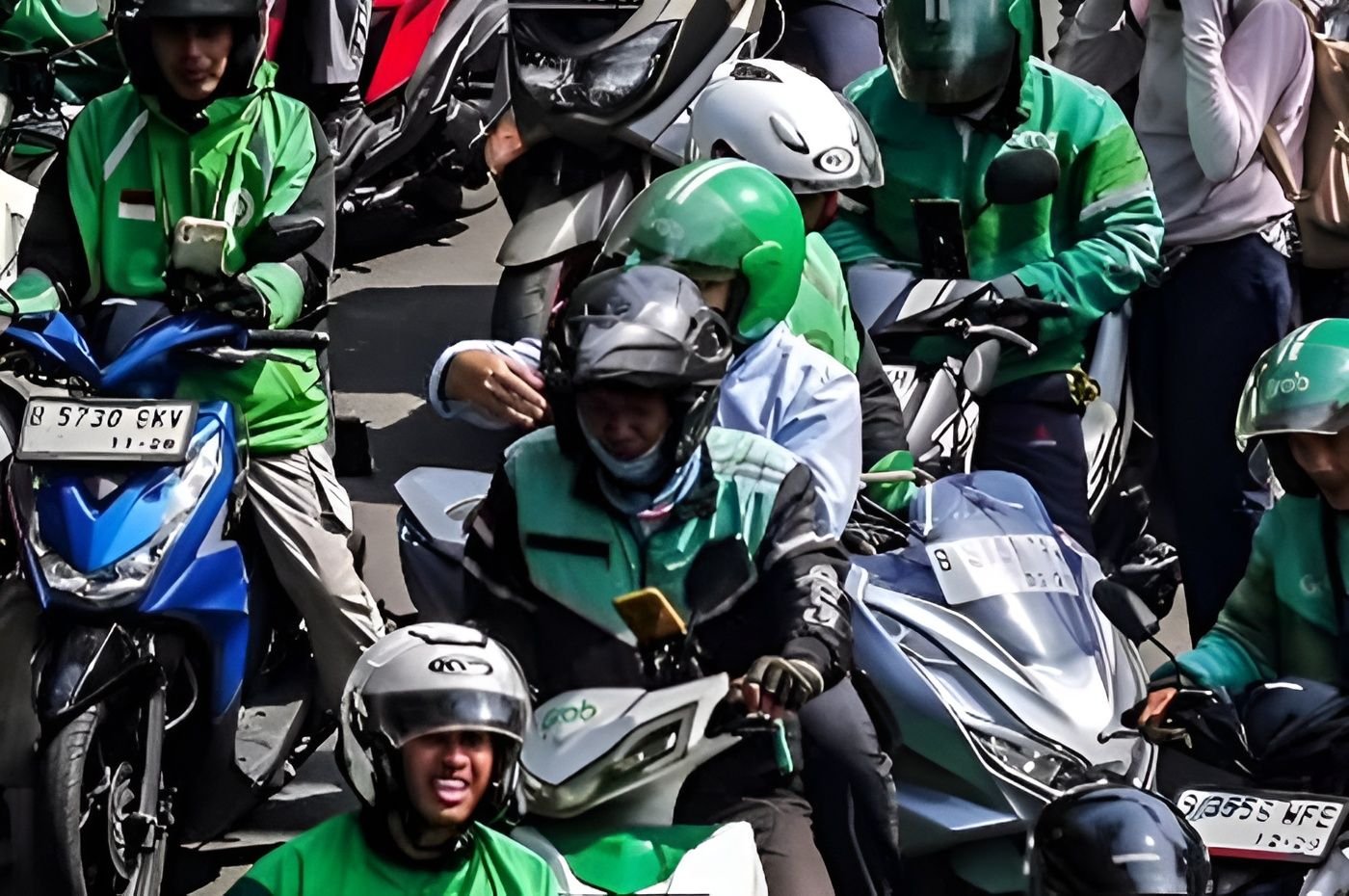 Menyoroti aksi demonstrasi pengemudi ojek online (ojol) di kawasan Istana Kepresidenan Jakarta, pada Rabu, 17 September 2025.