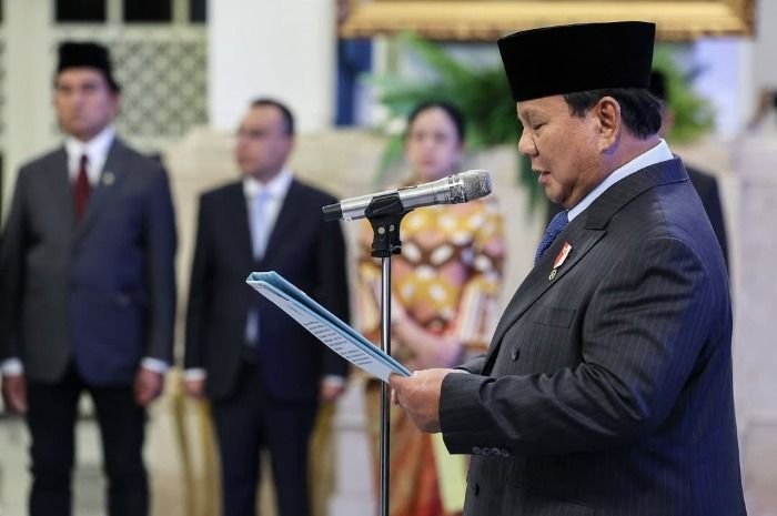 Presiden RI, Prabowo Subianto kembali menggantikan posisi sejumlah menteri di berbagai posisi strategis dalam kebijakan reshuffle.
