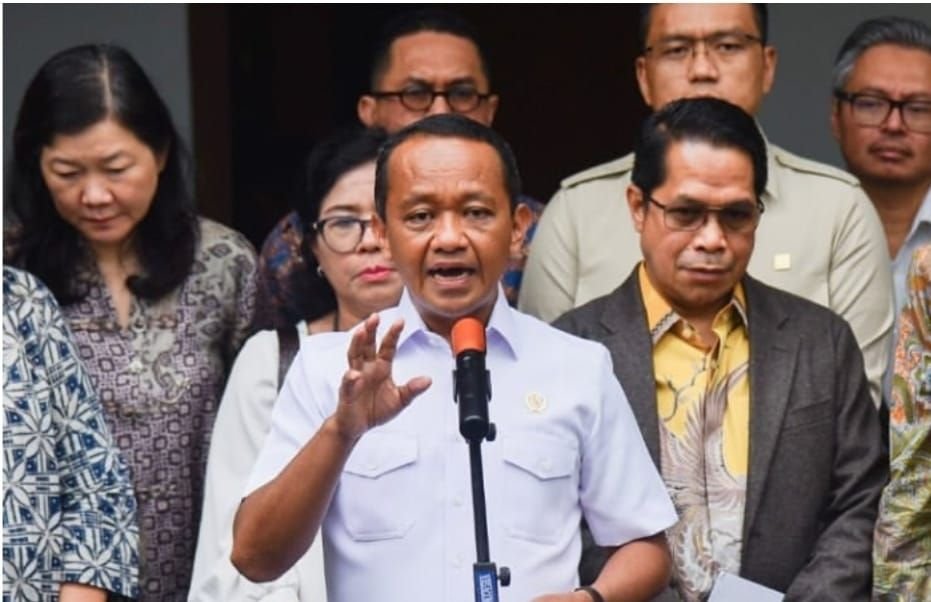 Menteri ESDM Bahlil Lahadalia usai rapat untuk atasi kekosongan BBM di SPBU swasta pada Jumat, 19 September 2025.