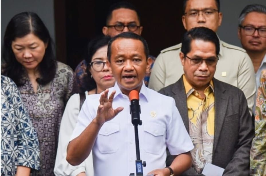Menteri ESDM Bahlil Lahadalia bantah soal halangi investasi SPBU swasta.