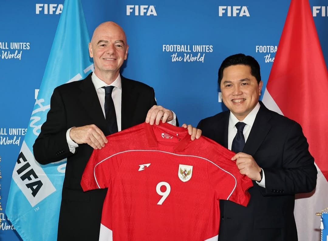 Ketum PSSI, Erick Thohir (kanan) menyampaikan apresiasi atas keputusan FIFA yang telah menunjuk Indonesia sebagai salah satu tuan rumah FIFA Series 2026.