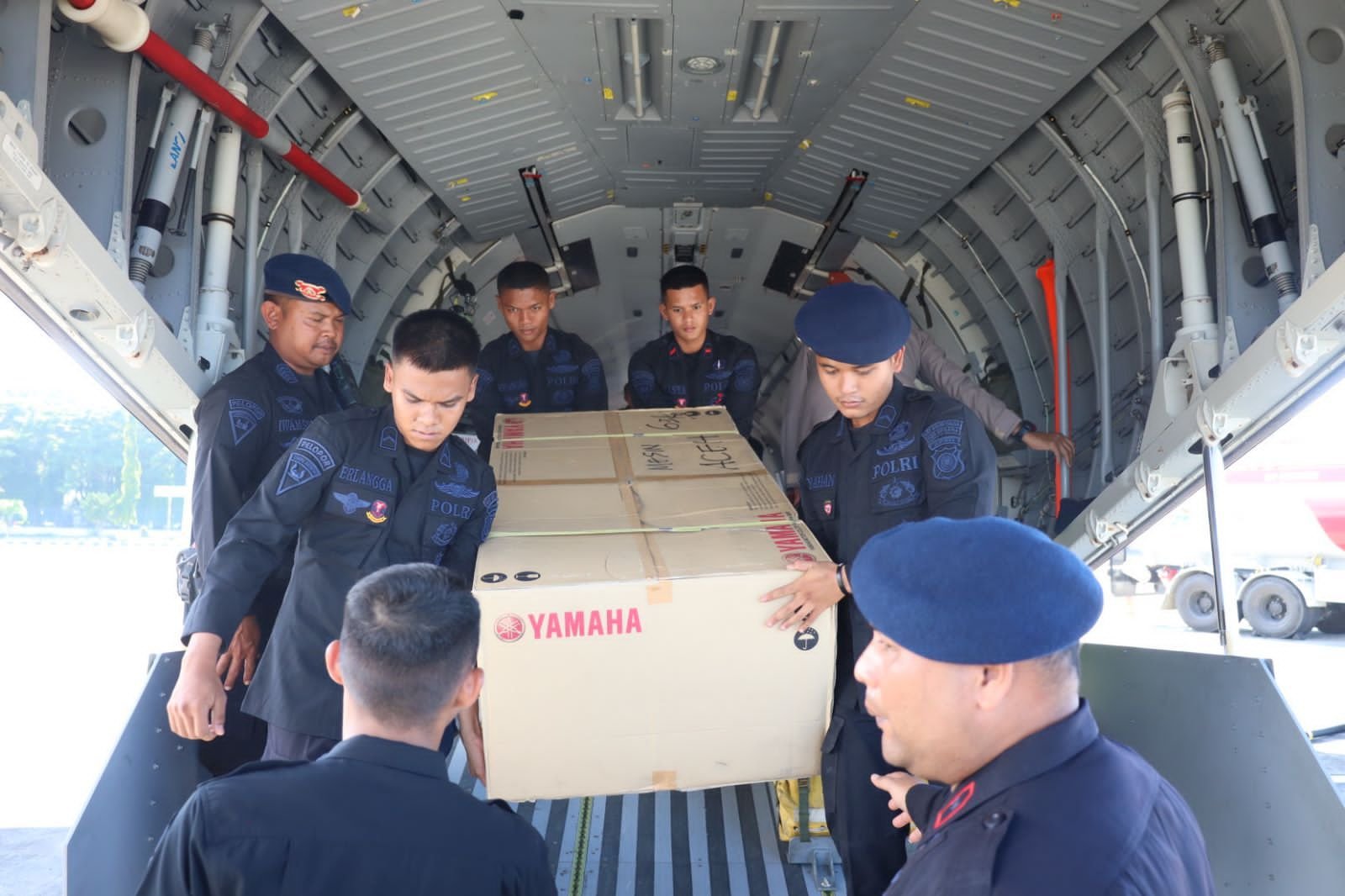 Sebanyak 2,5 ton logistik dan Ransum Operasi Nusantara (RON) bantuan Mabes Polri tiba di Bandara Sultan Iskandar Muda (SIM)