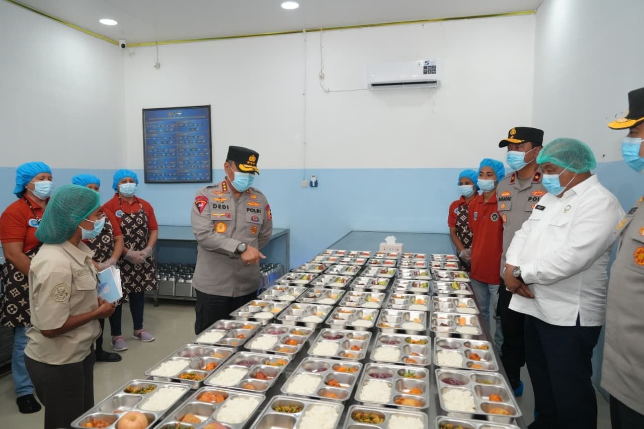 Wakapolri Komjen Pol. Prof. Dr. Dedi Prasetyo, S.H., M.Hum., M.Si., M.M. meninjau pelaksanaan operasional Satuan Pelayanan Pemenuhan Gizi (SPPG) di Sekolah Polisi Negara (SPN) Polda Nusa Tenggara Timur