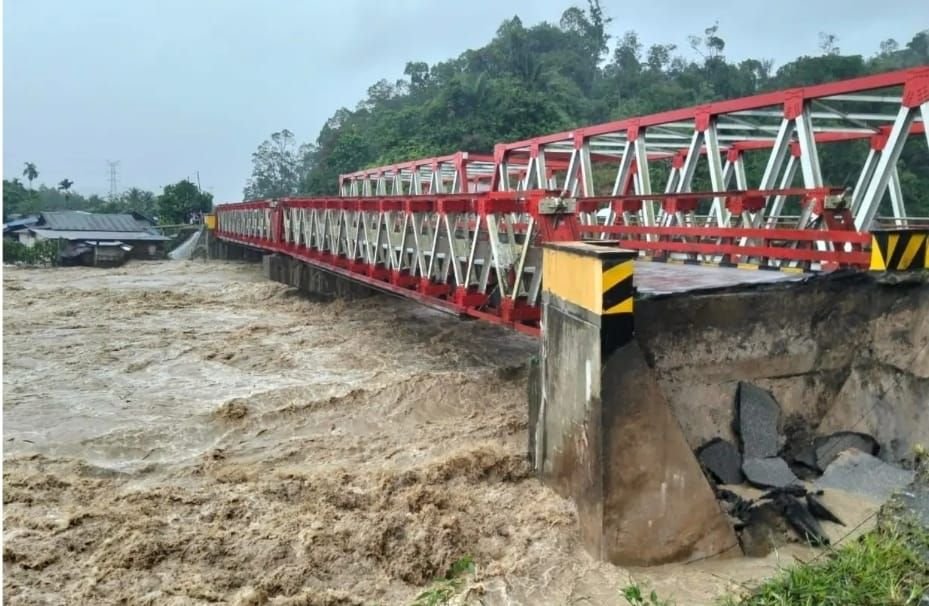 Salah satu jembatan terputus akibat banjir di Tapanuli Utara, Sumatera Utara.