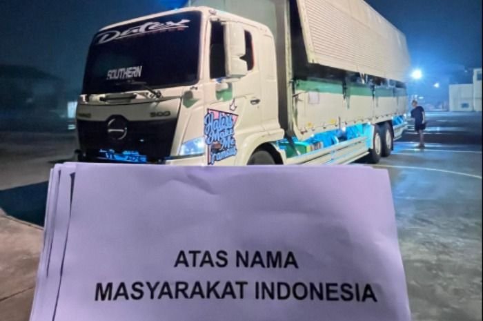 Menyoroti cerita influencer Ferry Irwandi saat menyalurkan bantuan ke korban bencana banjir bandang di Sumatera.