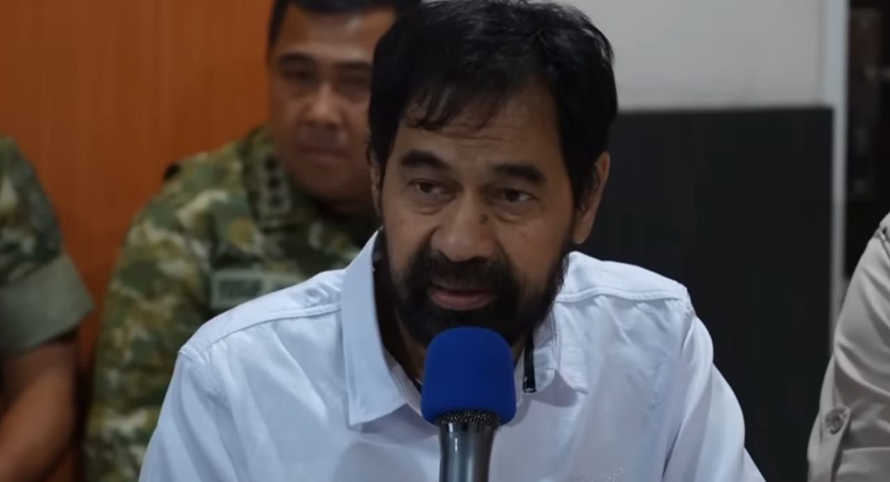 Gubernur Aceh Muzakir Manaf saat menyampaikan laporan kondisi harga kebutuhan pokok dalam Rapat Terbatas bersama Presiden Prabowo.