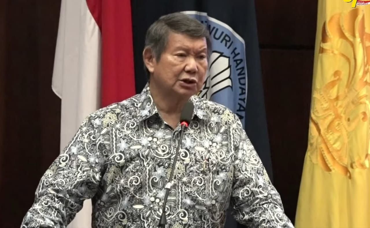 Hashim Djojohadikusumo menyampaikan pandangannya soal lemahnya sistem penerimaan negara dan tantangan pengelolaan SDA dalam forum akademik di UI.