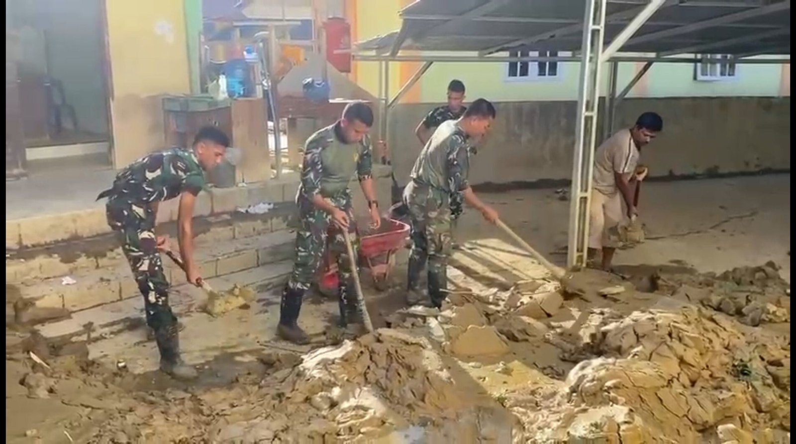 Anggota TNI bersama masyarakat setempat terus bergotong royong membersihkan sejumlah fasilitas pendidikan di Kecamatan Bendahara.
