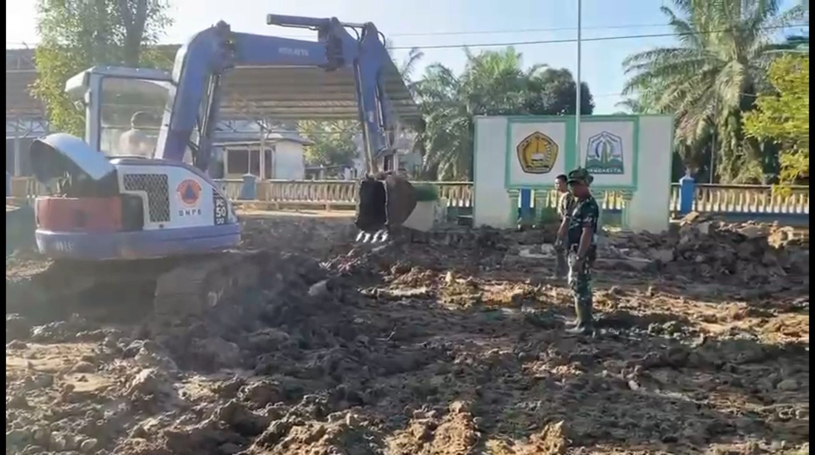 Pemulihan ini dilakukan mulai dari pembersihan sekolah, kantor desa, hingga rumah-rumah warga. Pembersihan dilakukan dengan gotong royong antara personel TNI dan warga.