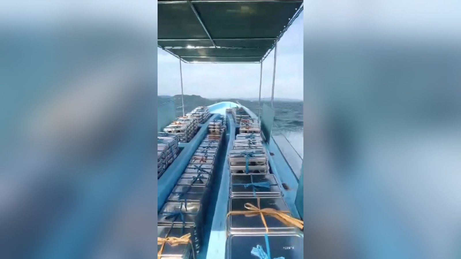 Untuk menjangkau sekolah-sekolah di wilayah pesisir serta pulau-pulau kecil di Danau Sentani, Satuan Pelayanan Program Gizi (SPPG) Asey Besar menggunakan kapal cepat sebagai sarana transportasi utama.