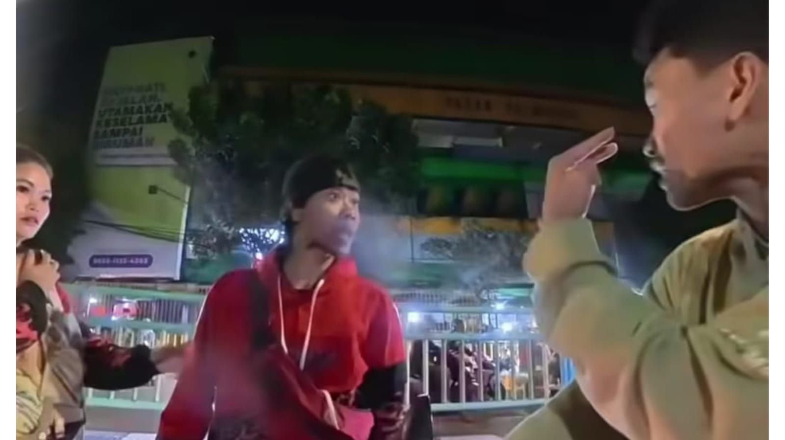 Viral pasutri tak terima ditegur saat merokok di jalan dan lakukan aksi penganiayaan.