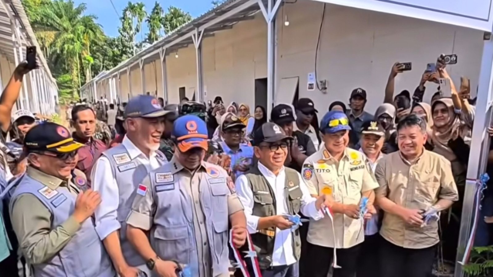 Menko PMK Pratikno, dan Menteri Dalam Negeri Tito Karnavian saat meresmikan hunian Sementara di Sumatera Barat
