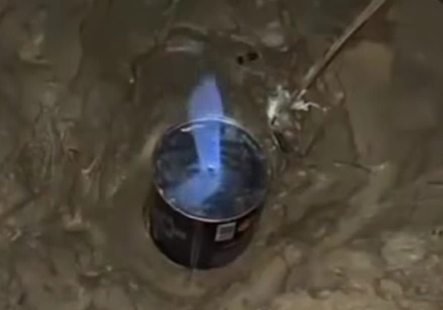 Muncul beberapa titik gelembung gas di Desa Gunong Cut, Nagan Raya, Aceh usai banjir akhir November 2025.