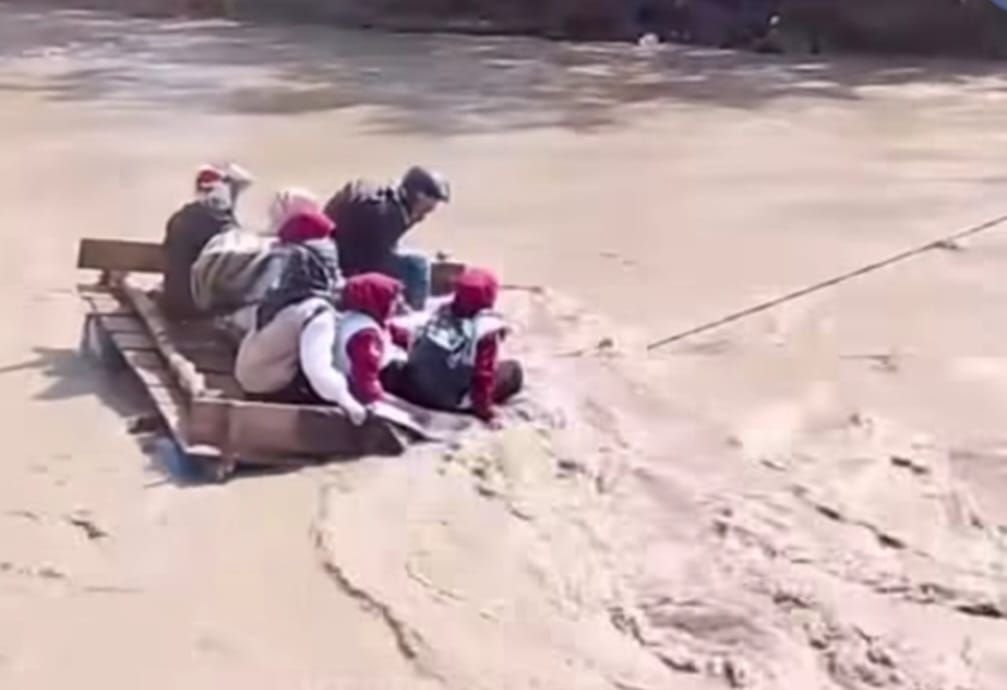 Relawan saat menyeberangi Sungai Kala Ili di Aceh Tengah hanya dengan rakit.