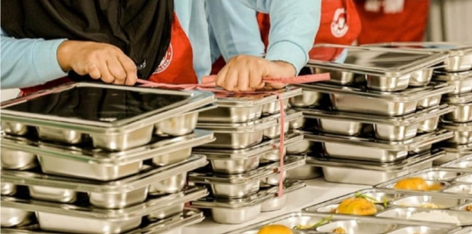 Foto ilustrasi tumpukan food tray atau ompreng untuk program Makan Bergizi Gratis atau MBG.