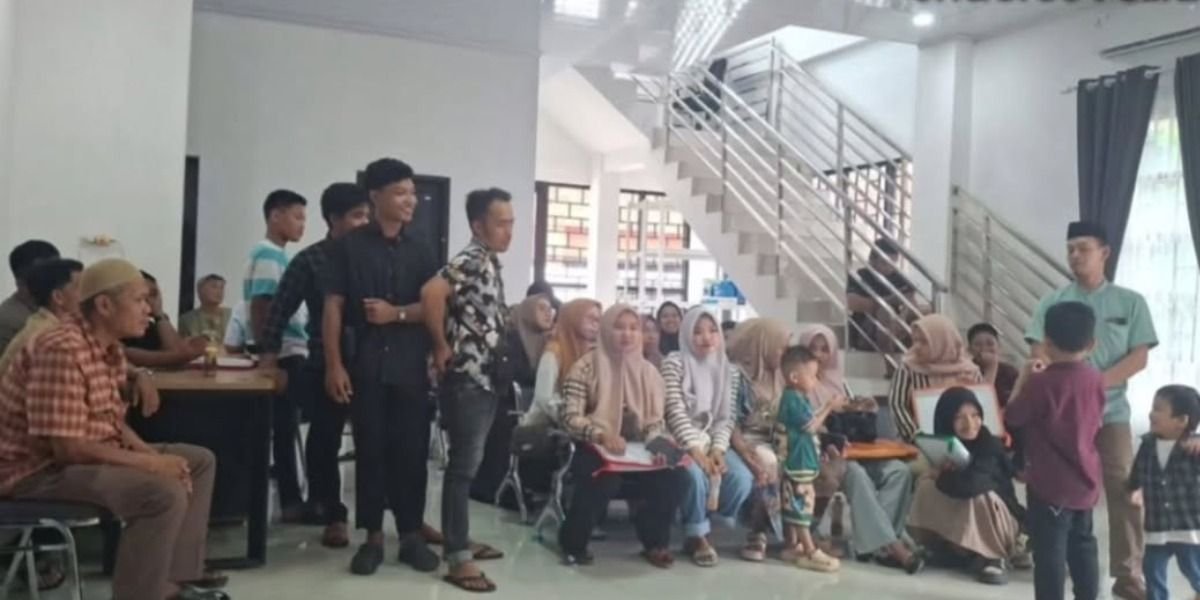 Menyoroti kisah viral pedagang es kelapa muda di Gowa, Sulawesi Selatan yang membawa rombongan kerabat untuk mendaftar haji.