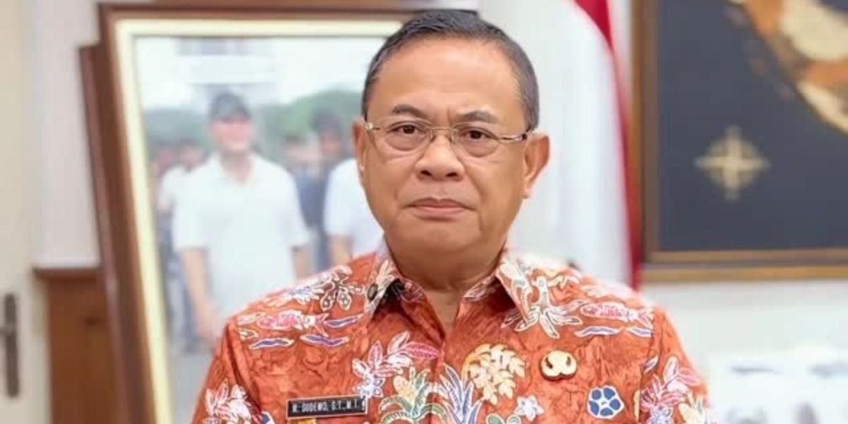 Menyoroti operasi tangkap tangan (OTT) KPK, Bupati Pati, Sudewo di Polres Kudus, Jawa Tengah.