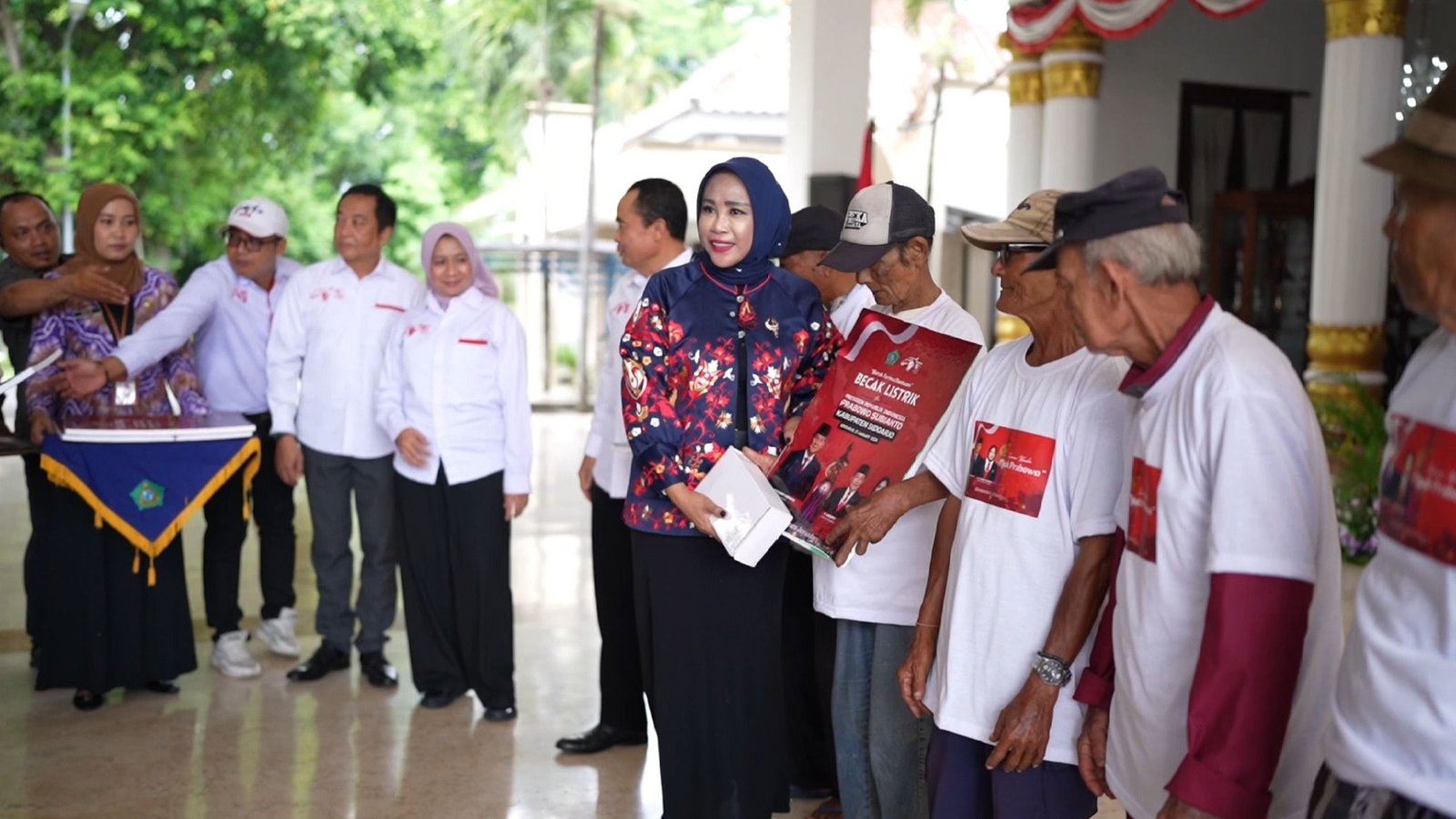 Para penarik becak di Kabupaten Sidoarjo, Jawa Timur gembira karena menerima bantuan becak listrik dari Presiden RI Prabowo