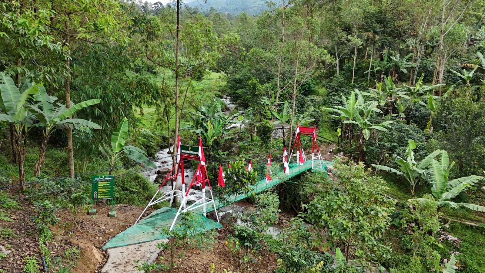 Kehadiran Jembatan Gantung di Desa Sirnajaya, Kecamatan Cisurupan, Kabupaten Garut membawa perubahan nyata bagi kehidupan warga